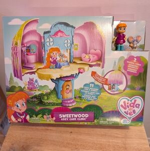 Sweetwood Cozy Care Clinic Playset by - Multicolor